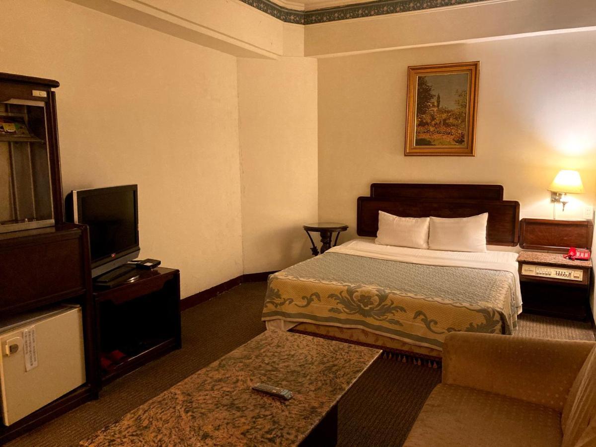 Hotel 文南哥爸妻夫飯店 à Tainan Extérieur photo
