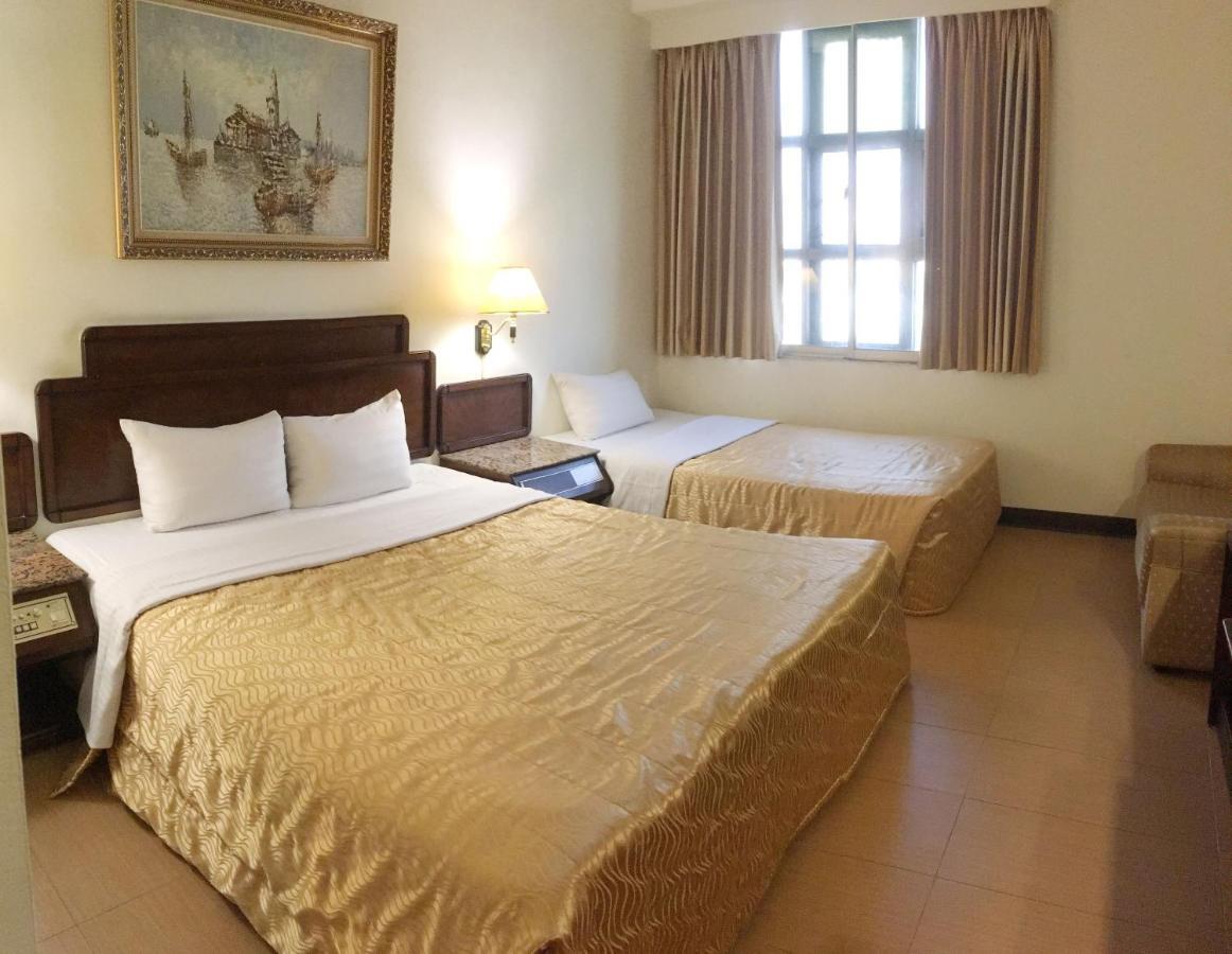 Hotel 文南哥爸妻夫飯店 à Tainan Extérieur photo