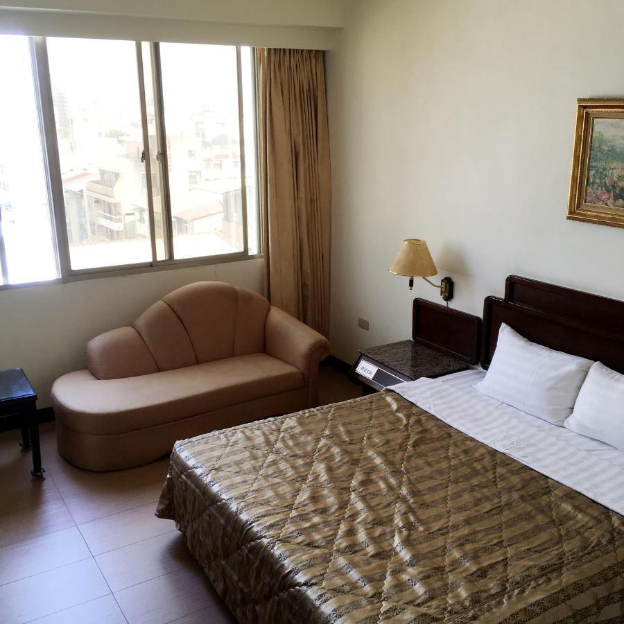 Hotel 文南哥爸妻夫飯店 à Tainan Extérieur photo
