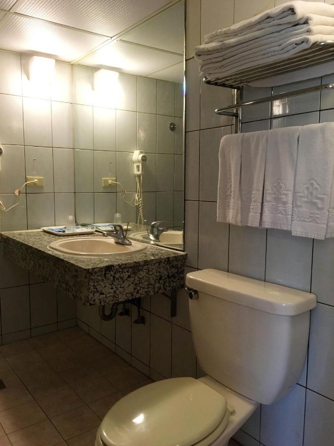 Hotel 文南哥爸妻夫飯店 à Tainan Extérieur photo