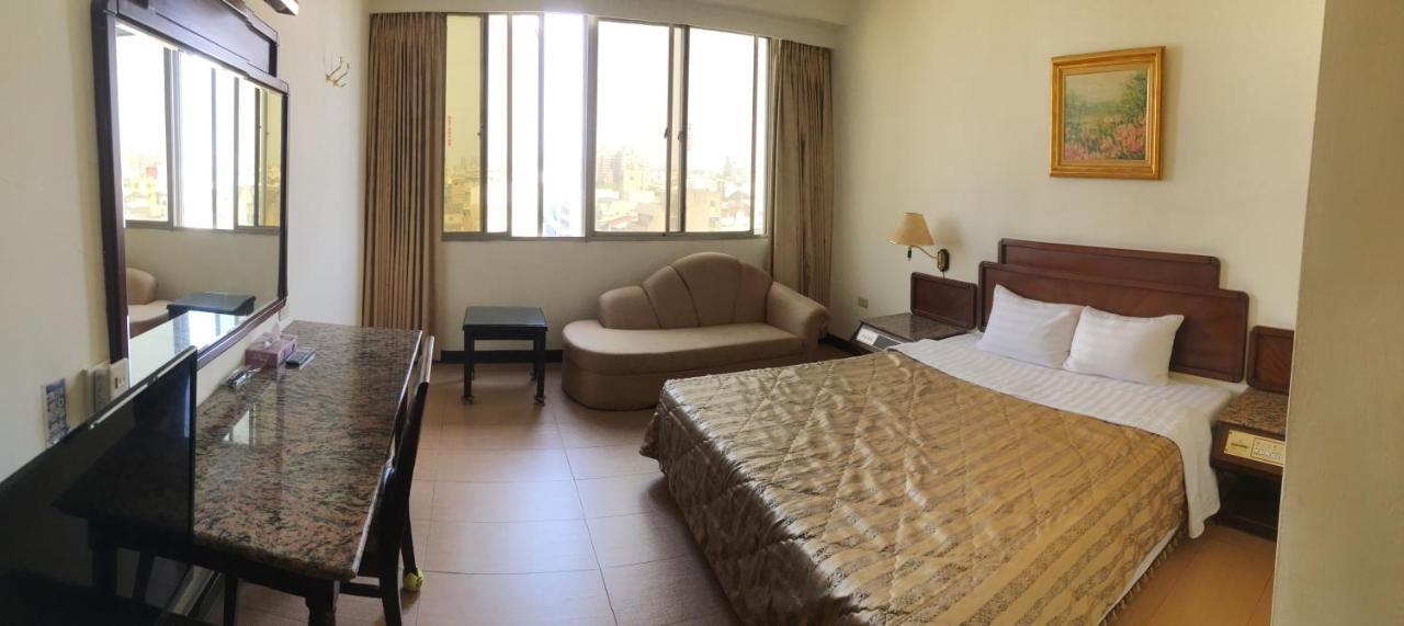 Hotel 文南哥爸妻夫飯店 à Tainan Extérieur photo