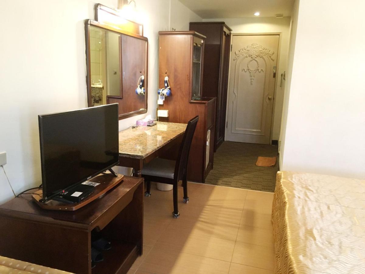 Hotel 文南哥爸妻夫飯店 à Tainan Extérieur photo