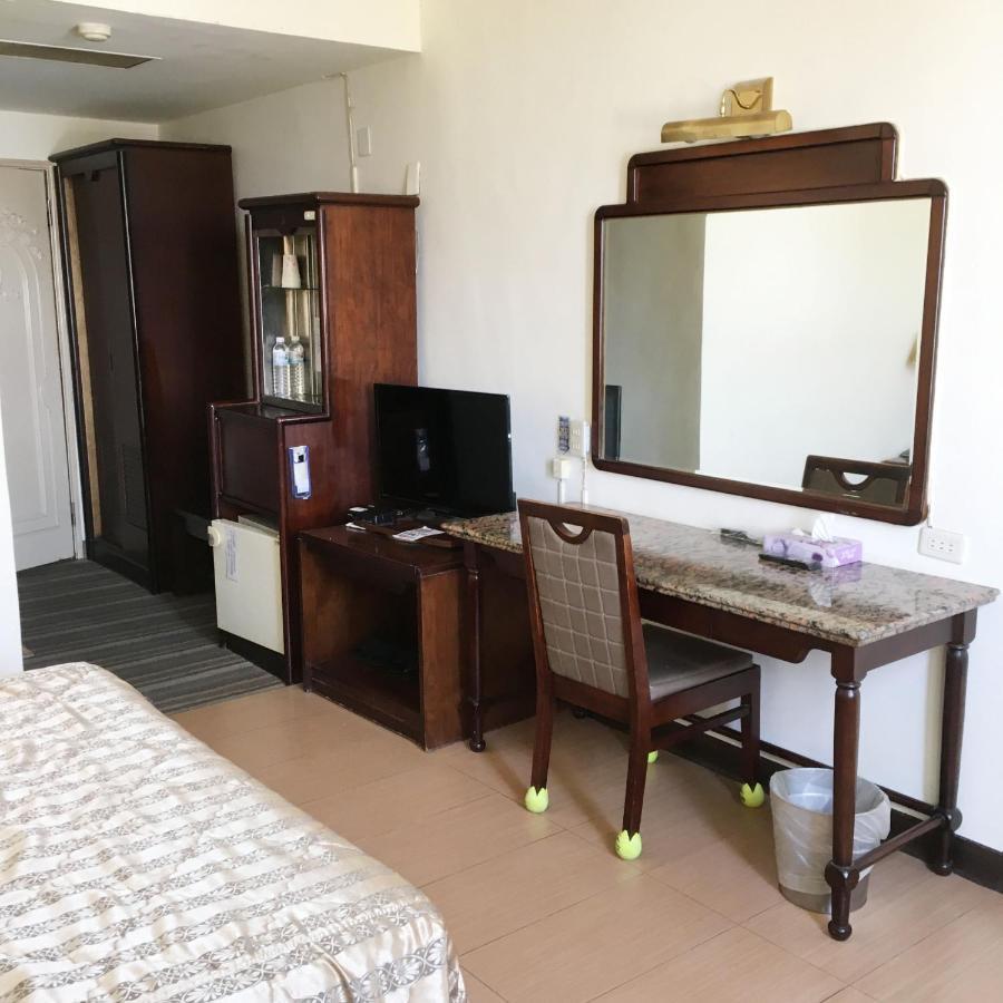 Hotel 文南哥爸妻夫飯店 à Tainan Extérieur photo