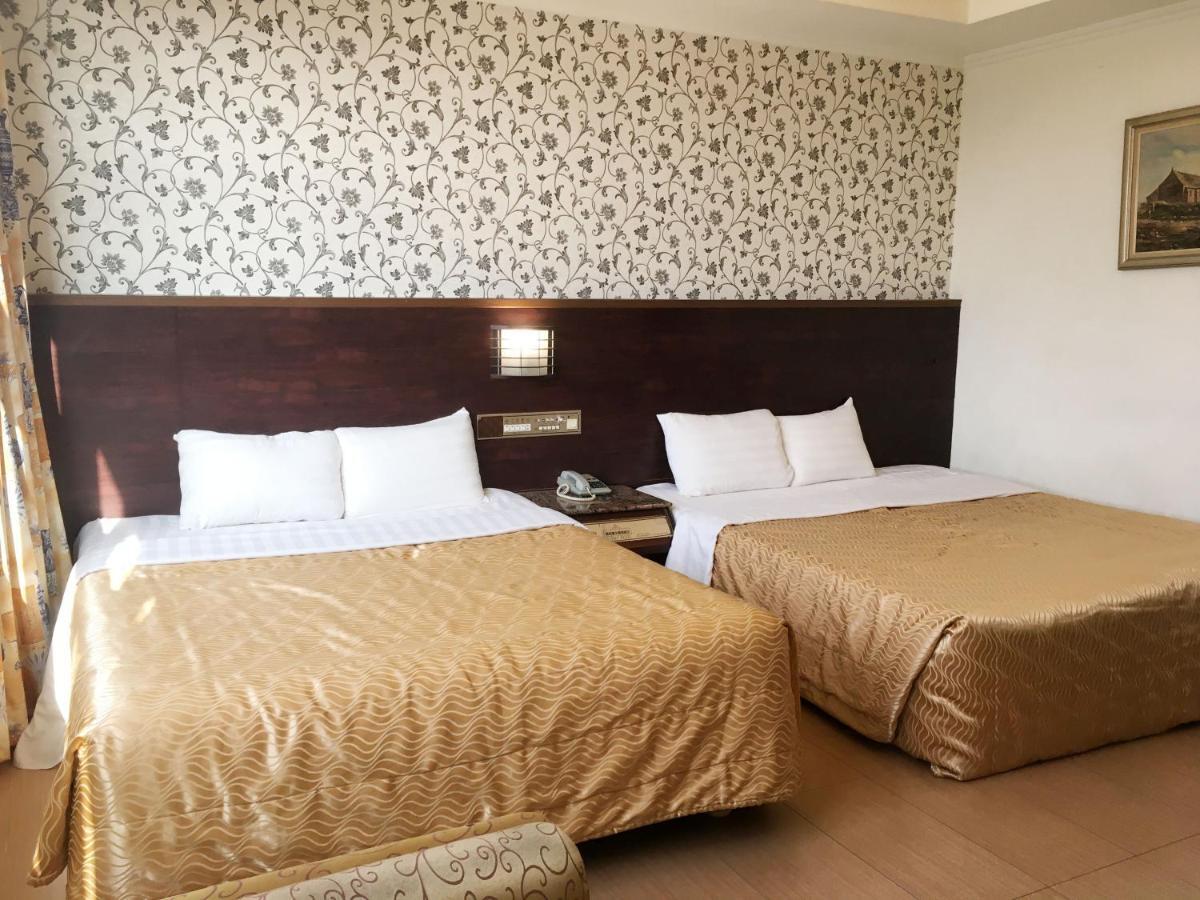 Hotel 文南哥爸妻夫飯店 à Tainan Extérieur photo