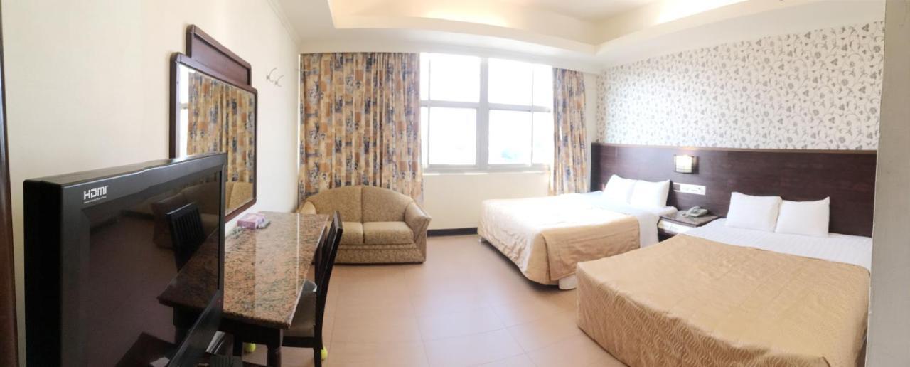 Hotel 文南哥爸妻夫飯店 à Tainan Extérieur photo