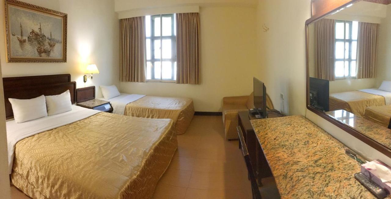Hotel 文南哥爸妻夫飯店 à Tainan Extérieur photo