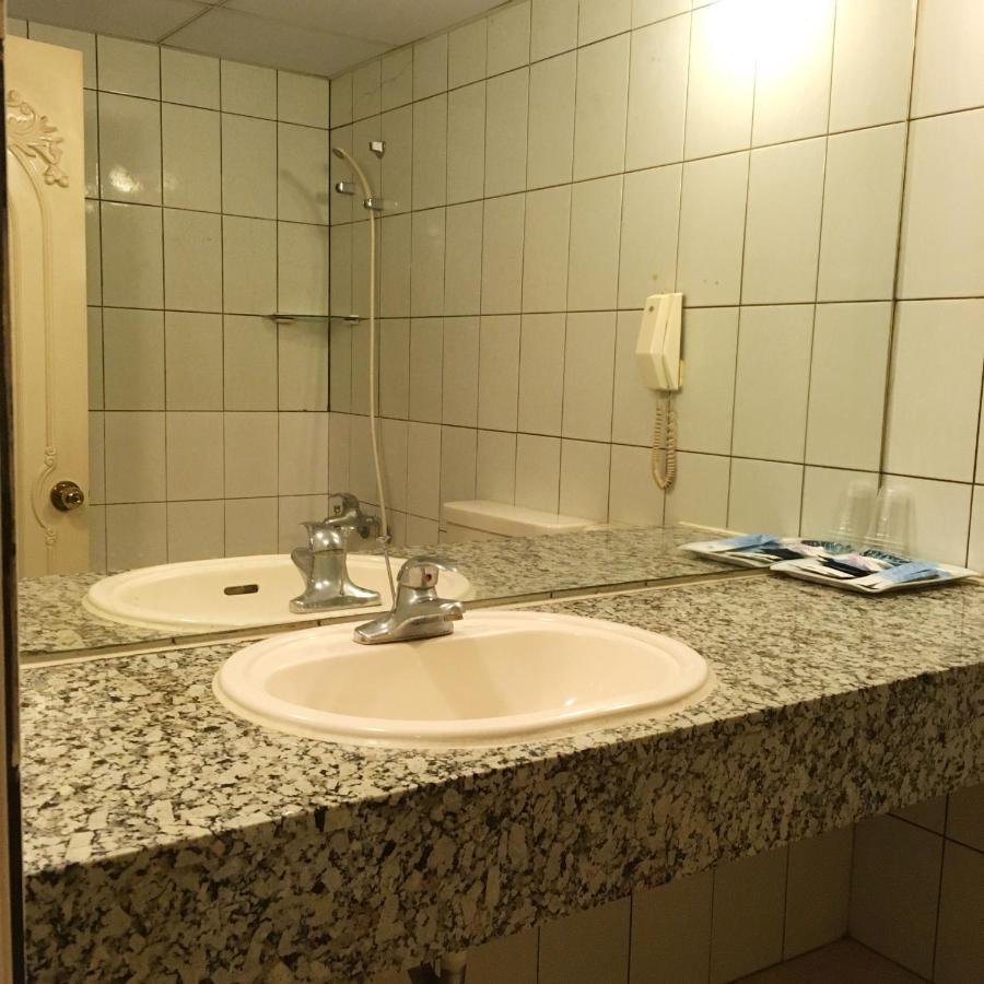 Hotel 文南哥爸妻夫飯店 à Tainan Extérieur photo