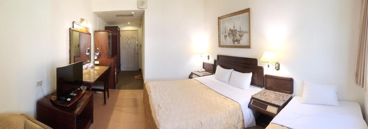 Hotel 文南哥爸妻夫飯店 à Tainan Extérieur photo