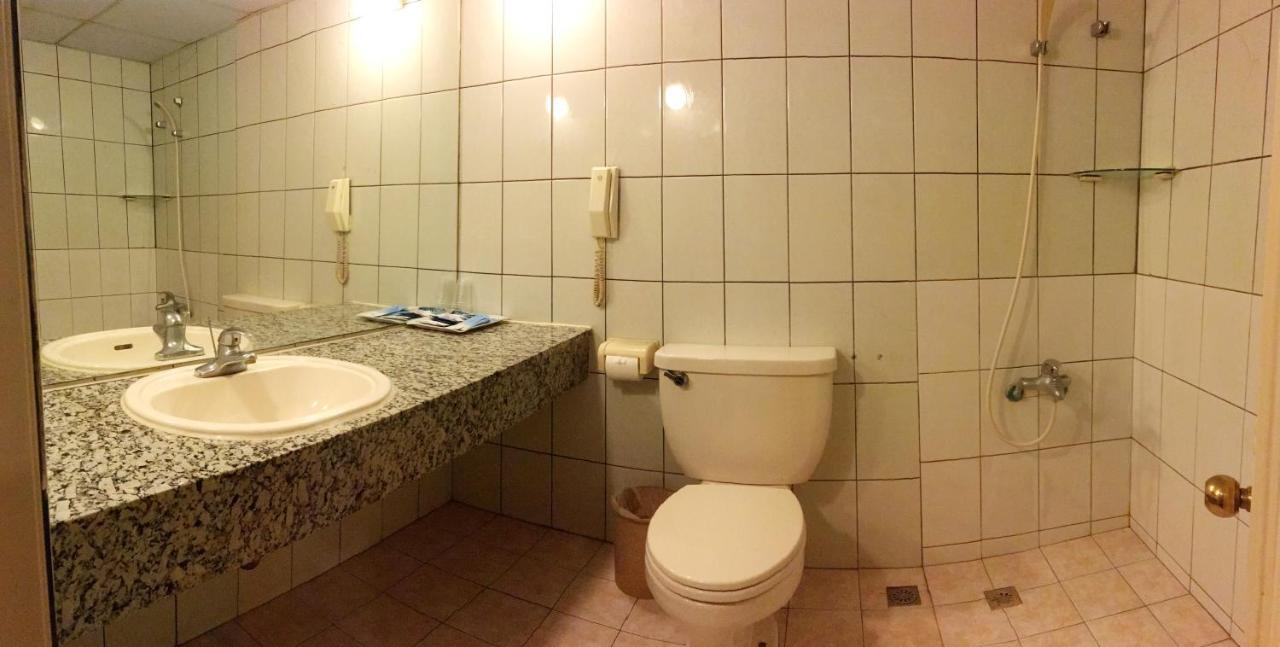 Hotel 文南哥爸妻夫飯店 à Tainan Extérieur photo