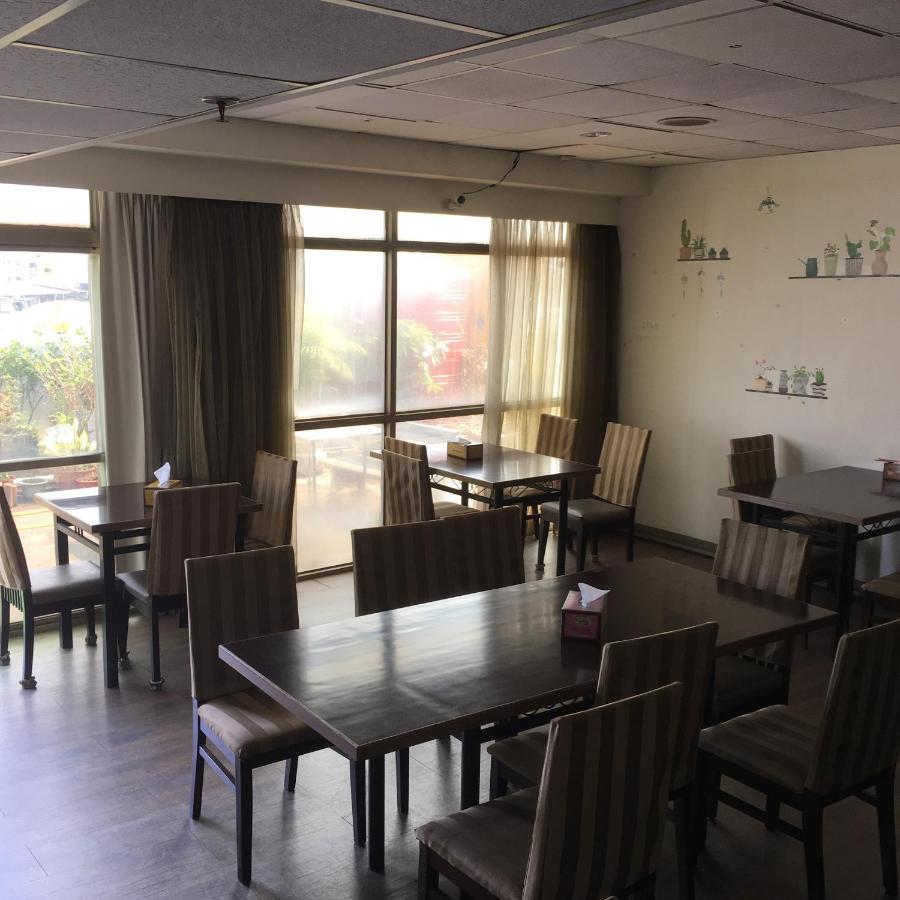 Hotel 文南哥爸妻夫飯店 à Tainan Extérieur photo