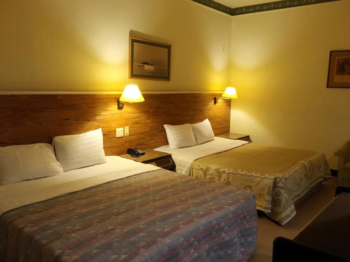 Hotel 文南哥爸妻夫飯店 à Tainan Extérieur photo