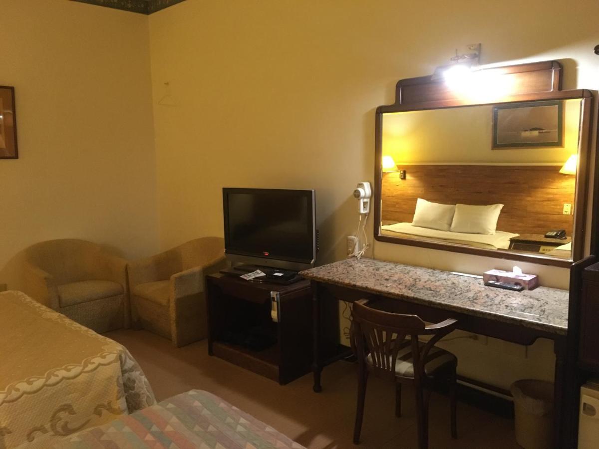 Hotel 文南哥爸妻夫飯店 à Tainan Extérieur photo