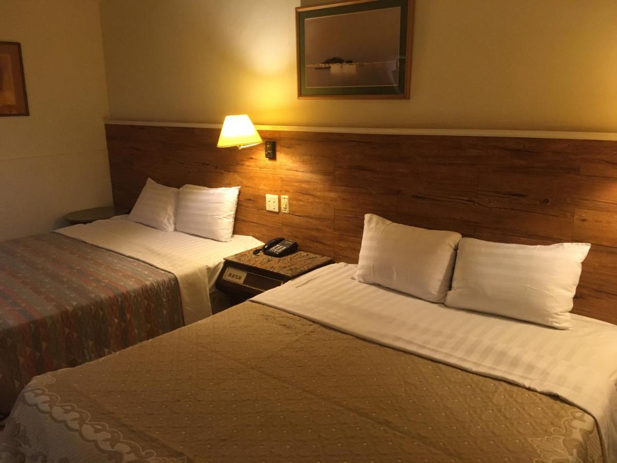 Hotel 文南哥爸妻夫飯店 à Tainan Extérieur photo