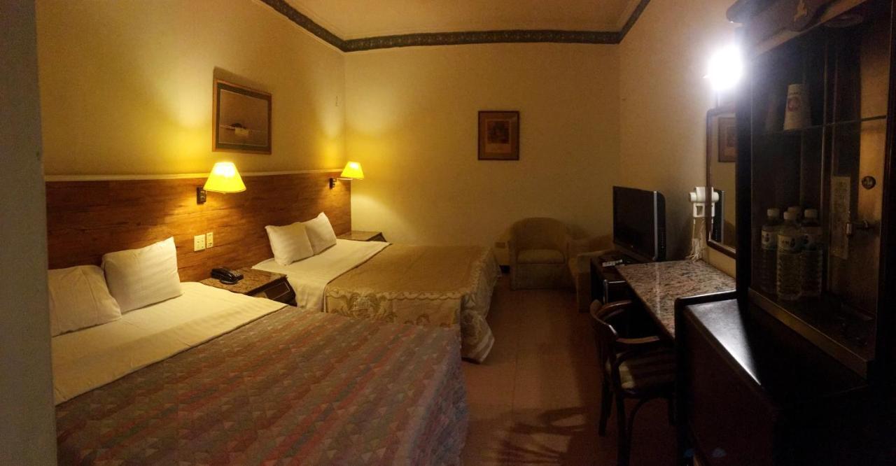 Hotel 文南哥爸妻夫飯店 à Tainan Extérieur photo