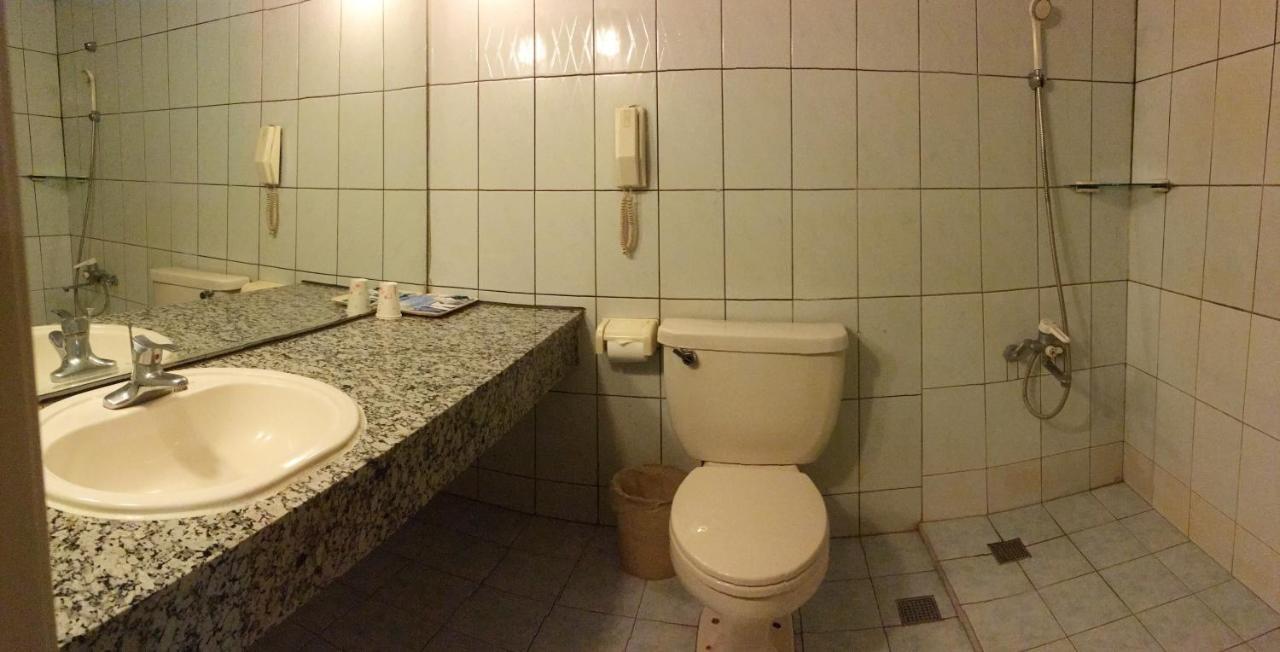 Hotel 文南哥爸妻夫飯店 à Tainan Extérieur photo