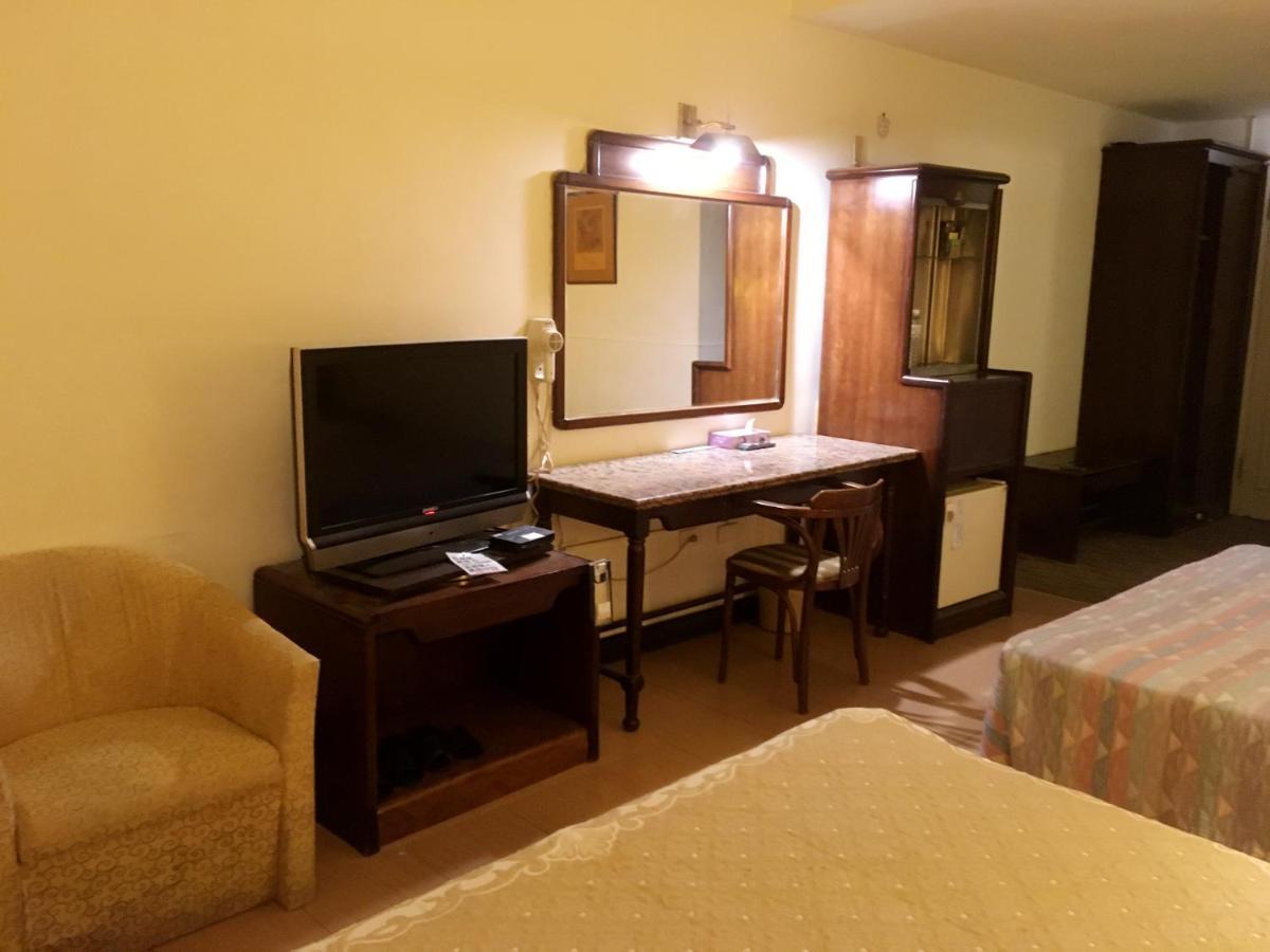 Hotel 文南哥爸妻夫飯店 à Tainan Extérieur photo