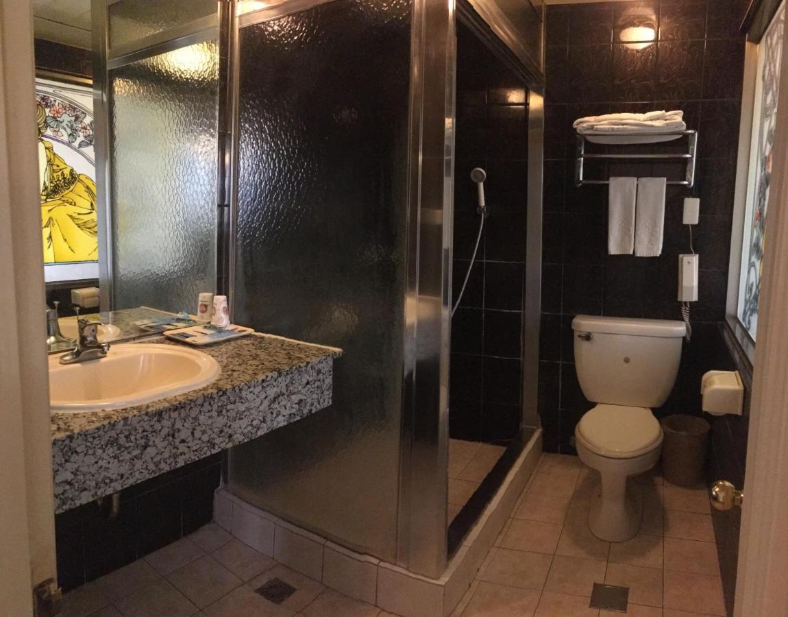 Hotel 文南哥爸妻夫飯店 à Tainan Extérieur photo