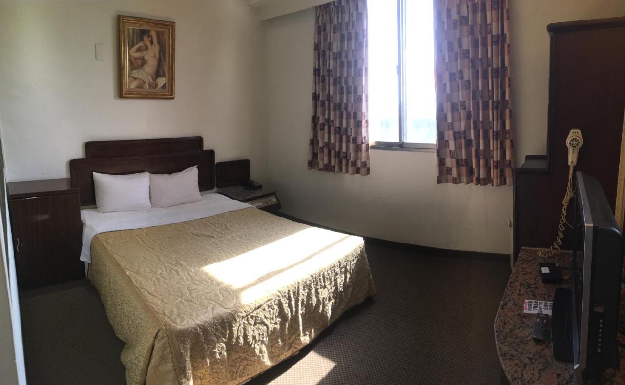 Hotel 文南哥爸妻夫飯店 à Tainan Extérieur photo