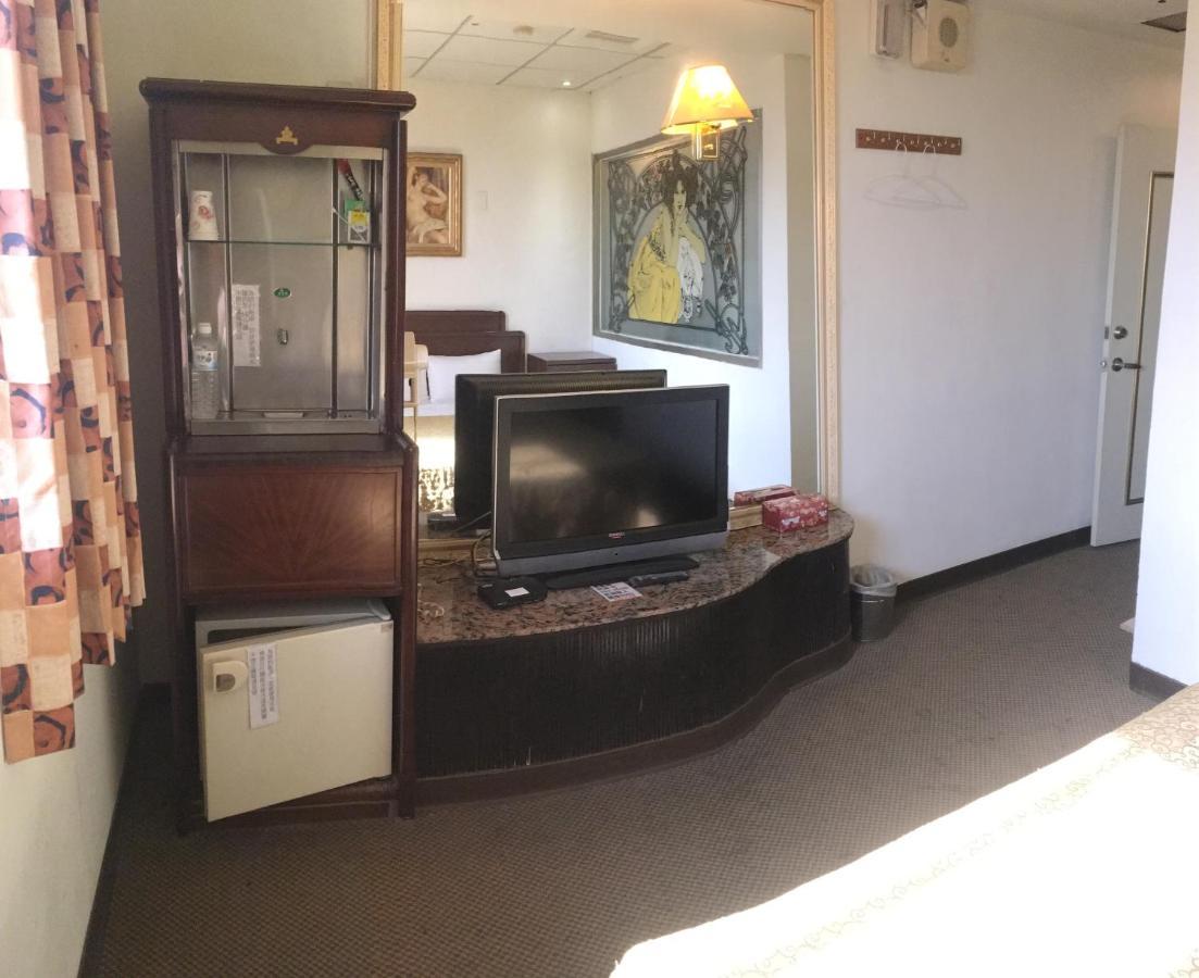 Hotel 文南哥爸妻夫飯店 à Tainan Extérieur photo