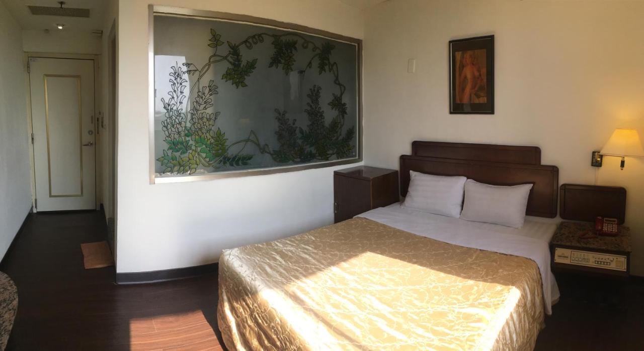 Hotel 文南哥爸妻夫飯店 à Tainan Extérieur photo